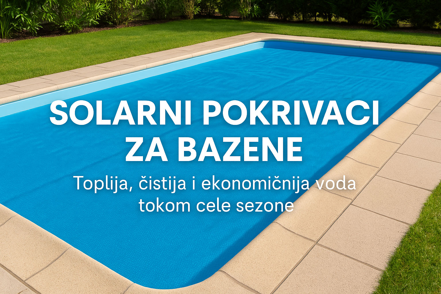 Solarni pokrivač za bazen u dvorištu – plava termo folija preko čiste vode