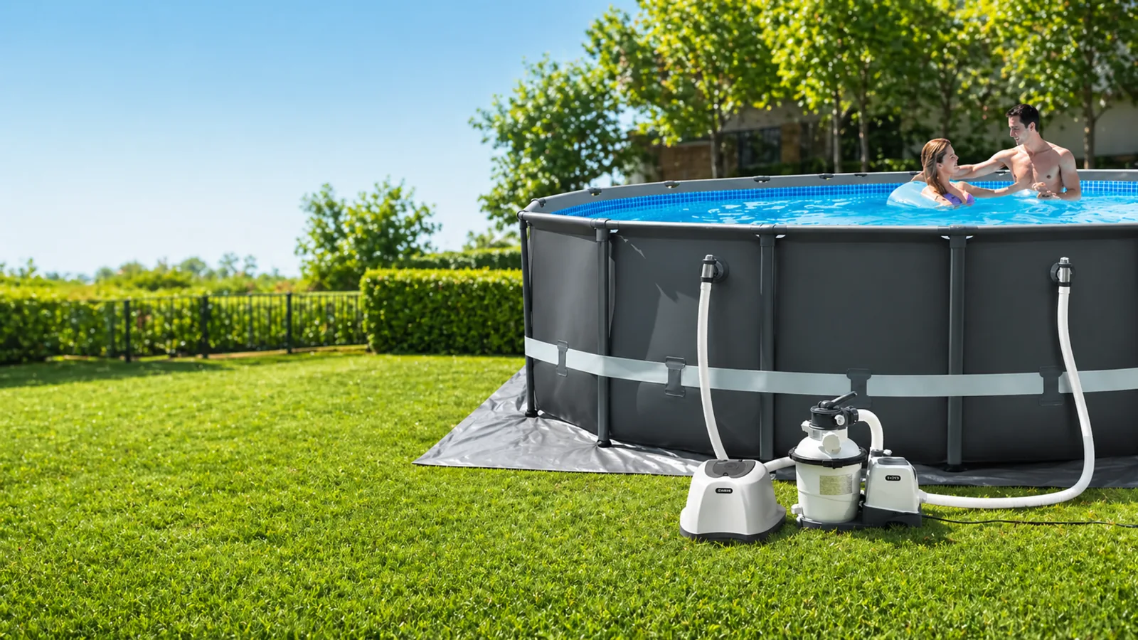 Intex hlorinator za bazen postavljen pored nadzemnog bazena u dvorištu